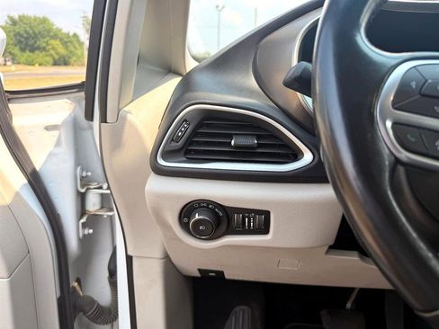 Used 2020 Chrysler Pacifica Touring-L w/ Advanced Safetytec Group image 8