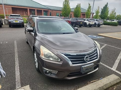 Used 2013 Nissan Altima 2.5 SL w/ Technology Pkg FWD image 2