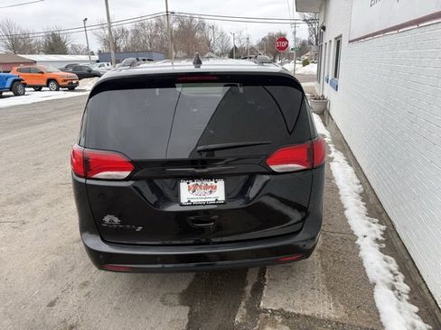 Used 2019 Chrysler Pacifica Touring-L Plus w/ S Appearance Package image 7