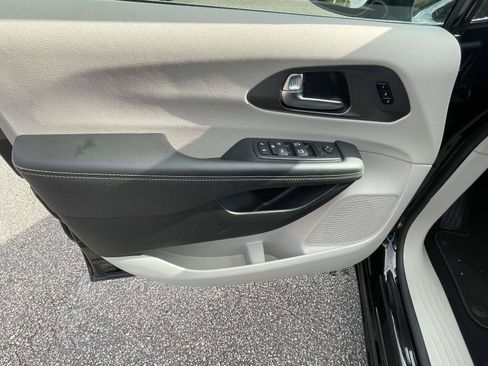 Used 2024 Chrysler Pacifica Touring-L FWD image 14