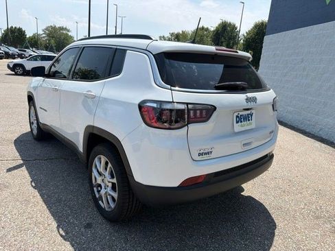Used 2022 Jeep Compass Latitude w/ Sun and Sound Group AWD/4WD image 3