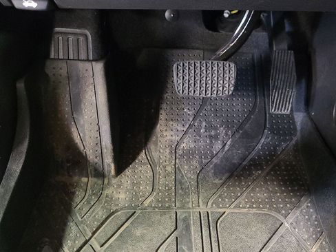 Used 2023 Chevrolet Equinox RS w/ RS Leather Package image 35