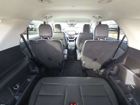 Used 2025 Ford Explorer Active w/ Active Comfort Package RWD image 14