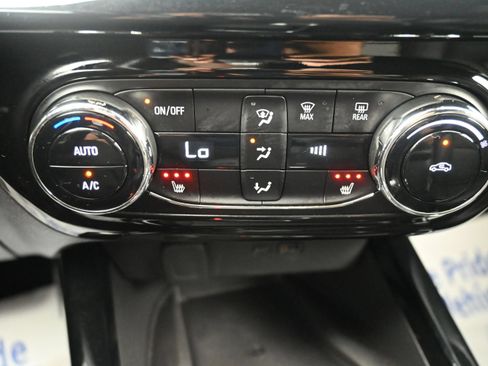 Used 2025 Chevrolet Trax RS w/ Sunroof Package FWD image 16