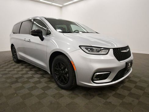 Used 2024 Chrysler Pacifica Touring-L image 10