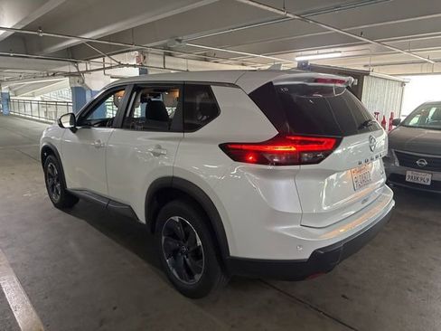 Used 2024 Nissan Rogue SV FWD image 5