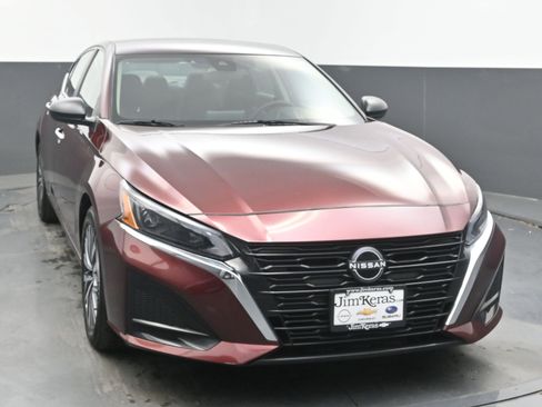 Used 2025 Nissan Altima 2.5 SV FWD image 3