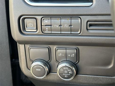 Used 2024 GMC Yukon SLT image 17