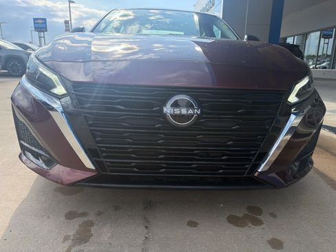 Used 2025 Nissan Altima 2.5 SV FWD image 11