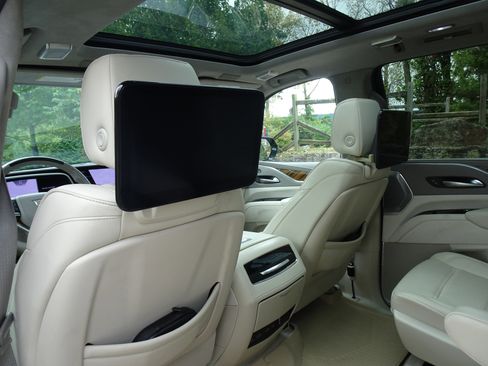 Used 2023 Cadillac Escalade Sport Platinum image 5