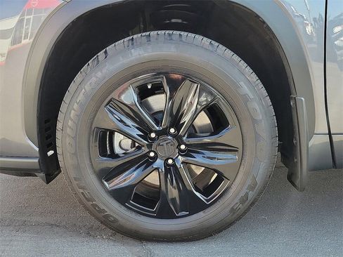 Used 2024 Toyota Highlander XLE AWD/4WD image 33