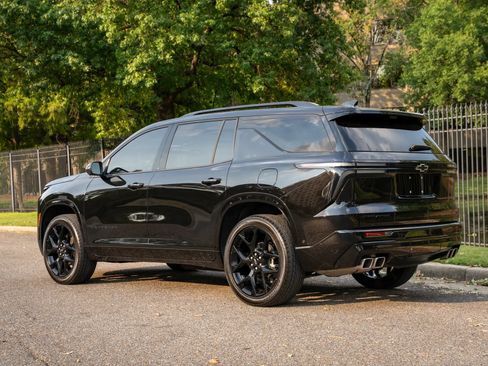 Used 2024 Chevrolet Traverse RS w/ LPO, Floor Liner Package FWD image 9