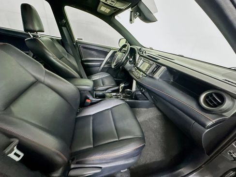 Used 2018 Toyota RAV4 SE w/ Power Extra Value Package image 30