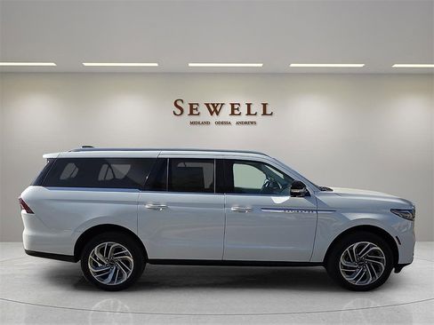 New 2025 Lincoln Navigator L Reserve image 5