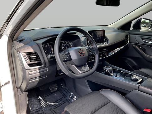 Used 2025 Nissan Rogue SV AWD/4WD image 19