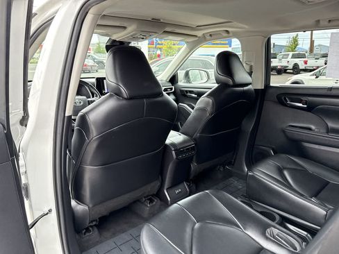 Used 2023 Toyota Highlander XLE AWD/4WD image 14