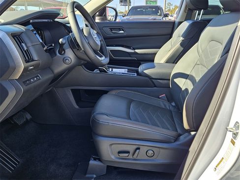 New 2025 Nissan Pathfinder Platinum image 3