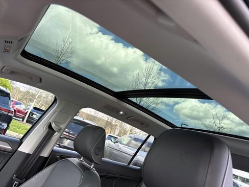 Used 2024 Volkswagen Tiguan SE w/ Panoramic Sunroof Package image 25