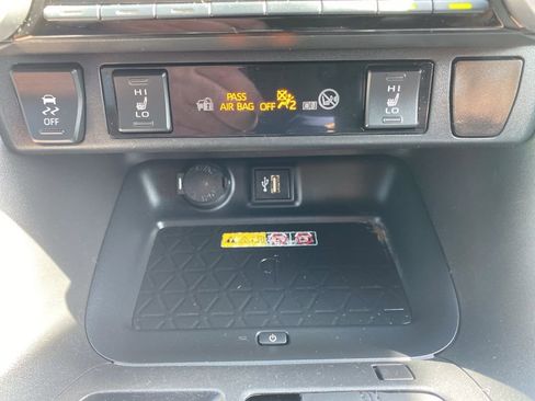 Used 2023 Toyota RAV4 XSE AWD/4WD image 39