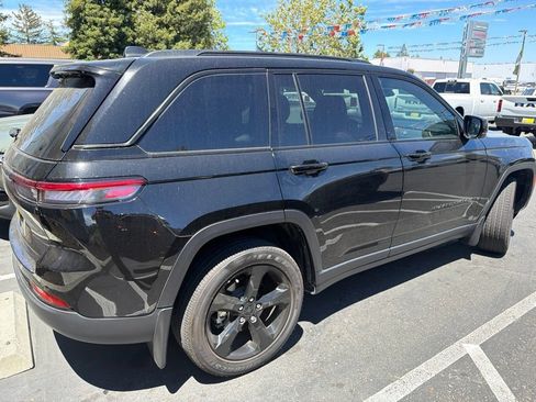 Used 2024 Jeep Grand Cherokee Altitude AWD/4WD image 3