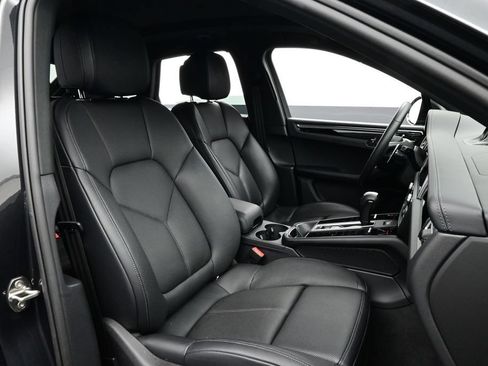 Certified 2025 Porsche Macan AWD/4WD image 16