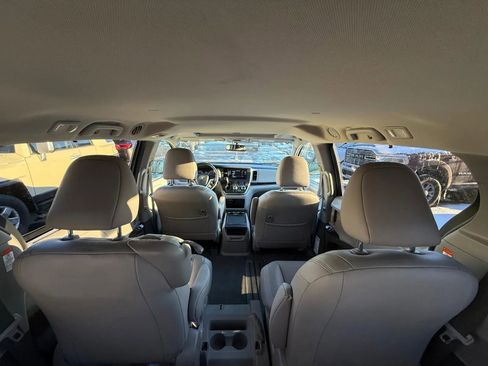 Used 2017 Toyota Sienna XLE Premium image 14