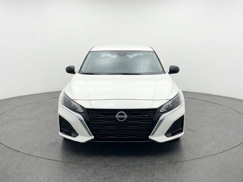 Used 2025 Nissan Altima 2.5 SV FWD image 2