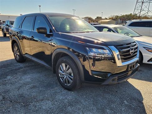 Used 2025 Nissan Pathfinder S image 1