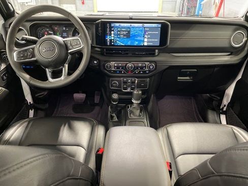 Used 2024 Jeep Wrangler Unlimited Sahara w/ Technology Group AWD/4WD image 36