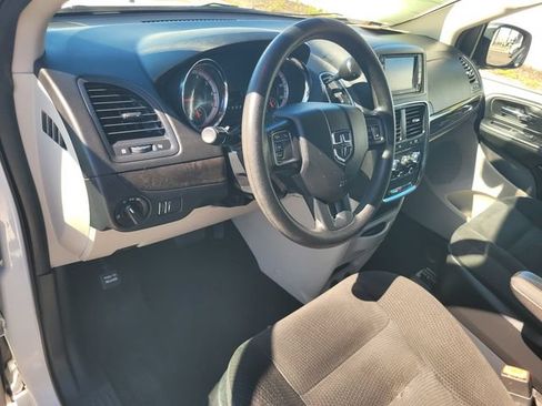 Used 2019 Dodge Grand Caravan SE w/ UConnect Hands-Free Group FWD image 12