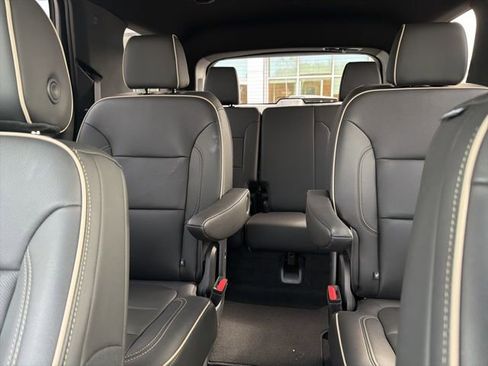Used 2023 Chevrolet Traverse Premier image 11