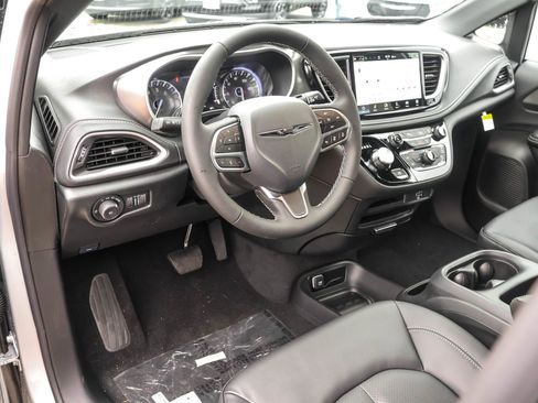 New 2026 Chrysler Pacifica Select image 3