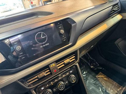 Used 2024 Volkswagen Taos SE w/ Panoramic Sunroof Package image 41