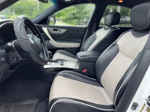 Used 2017 INFINITI QX70 AWD w/ Limited Package image 4