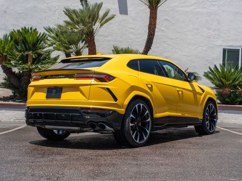 Used 2021 Lamborghini Urus AWD/4WD image 3