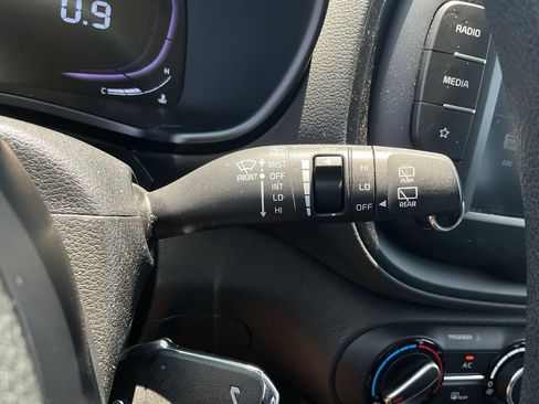 Used 2025 Kia Soul LX w/ LX Technology Package FWD image 23