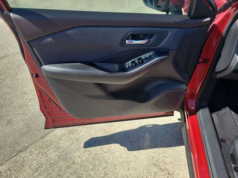 Used 2021 Nissan Rogue SV image 14