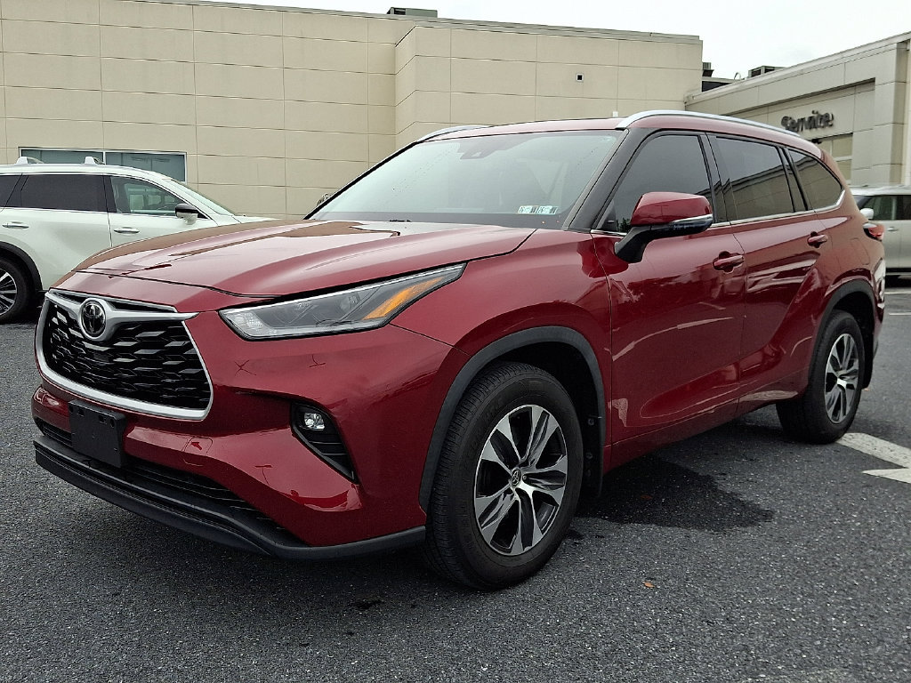 Used 2021 Toyota Highlander XLE AWD/4WD image 3