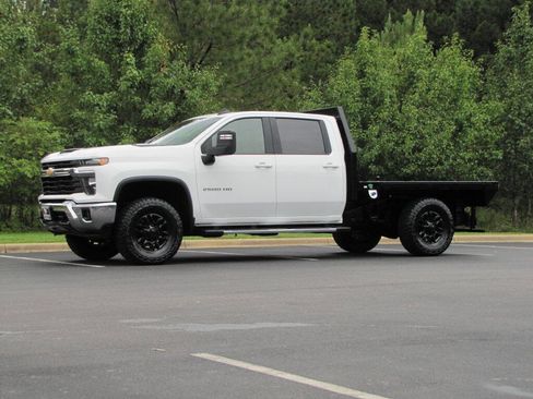 Used 2024 Chevrolet Silverado 2500 LT w/ Convenience Package AWD/4WD image 3
