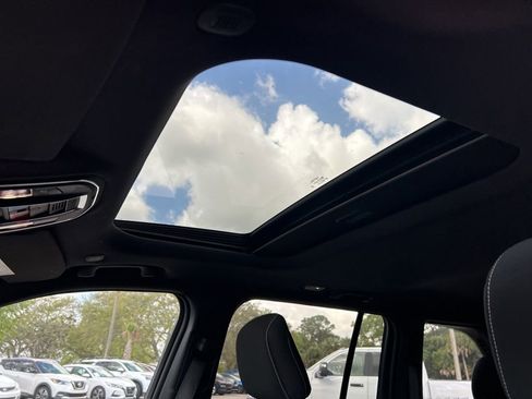 Used 2024 Jeep Grand Cherokee Laredo X image 25