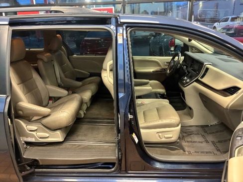 Used 2018 Toyota Sienna XLE Premium image 35