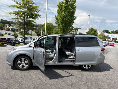 Used 2016 Toyota Sienna LE FWD image 18