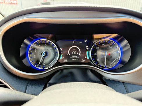 Used 2023 Chrysler Pacifica Touring-L FWD image 34