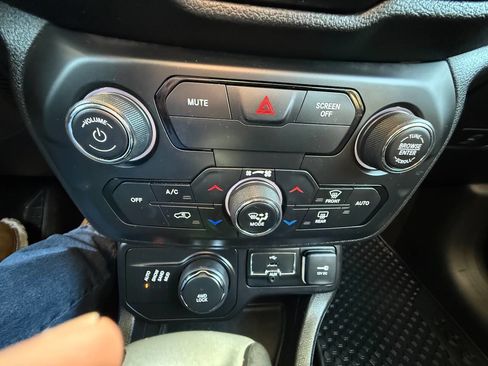 Used 2018 Jeep Renegade Latitude w/ Cold Weather Group image 23