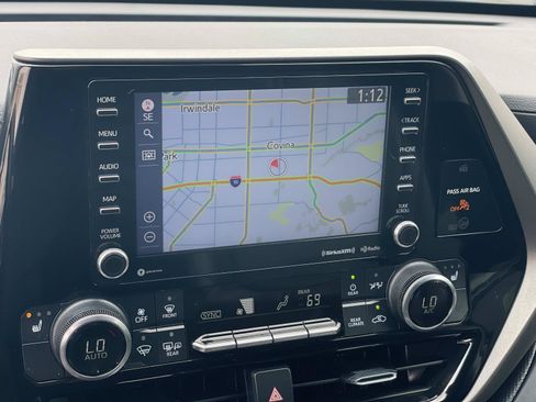 Used 2022 Toyota Highlander XLE FWD image 14