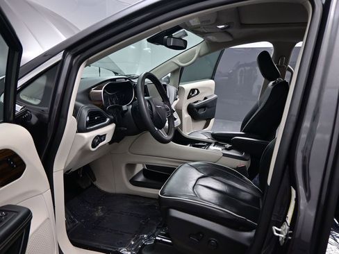 Used 2023 Chrysler Pacifica Limited image 8