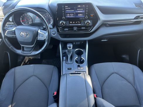 Used 2022 Toyota Highlander LE image 3
