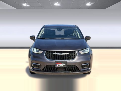 Used 2023 Chrysler Pacifica Touring-L image 6