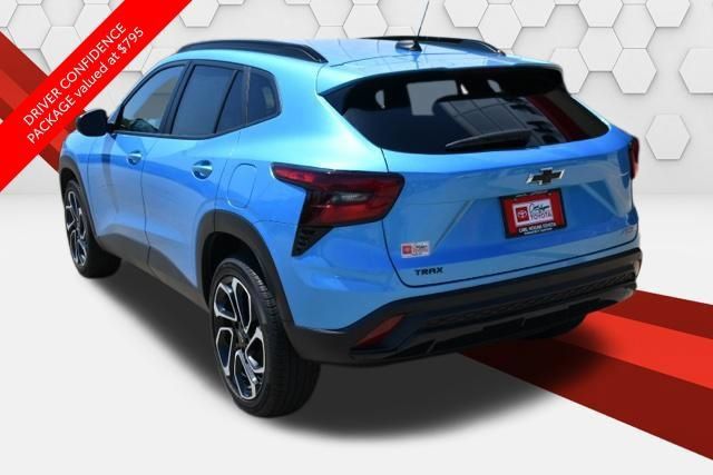 Used 2025 Chevrolet Trax RS w/ Driver Confidence Package FWD image 3