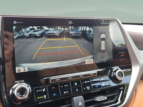 Used 2021 Toyota Highlander Platinum AWD/4WD image 22